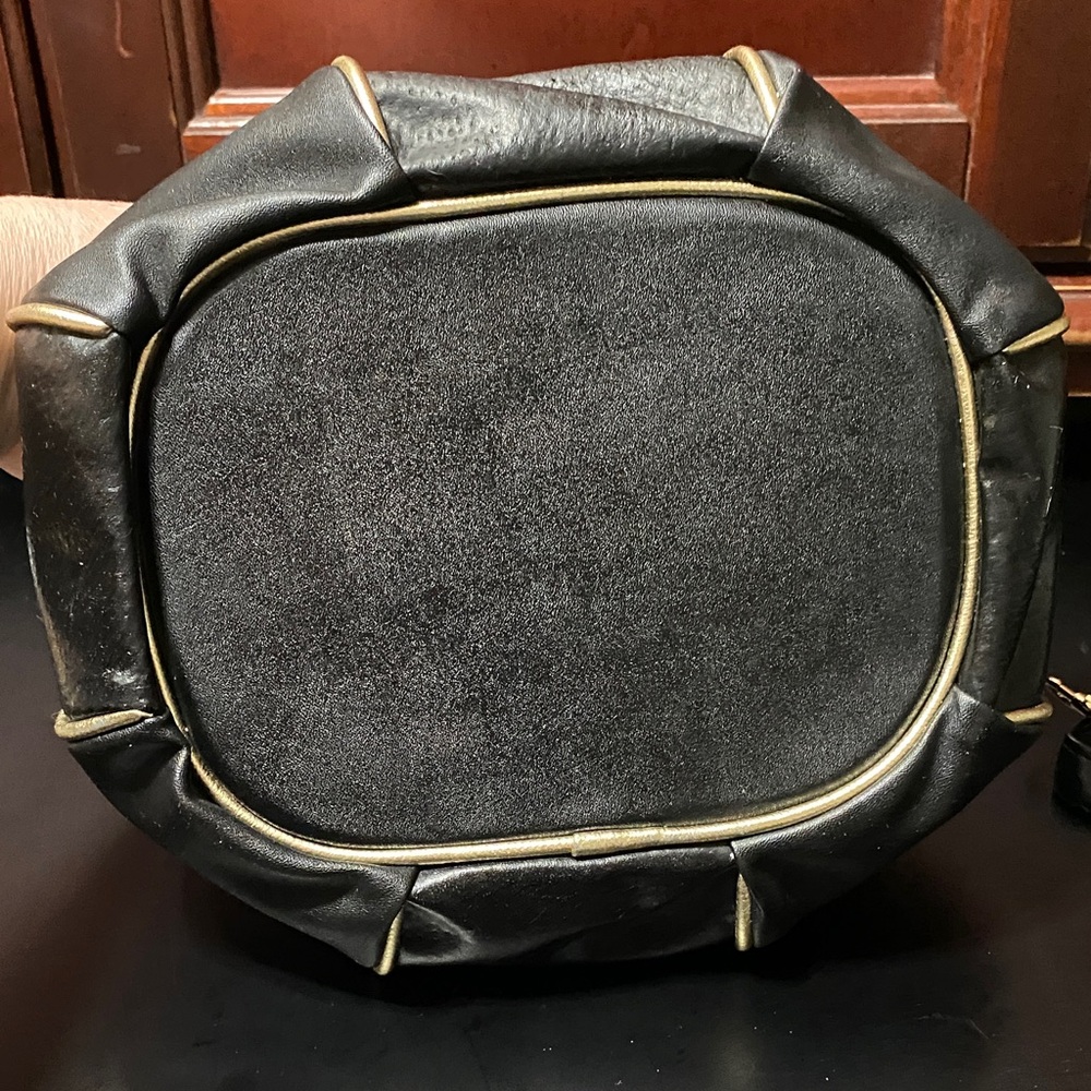 Elegant vintage Black gold trim Leather bucket Bag - Picture 7 of 16